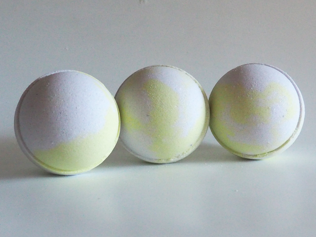 Magnolia and Blackberry Bath Bomb